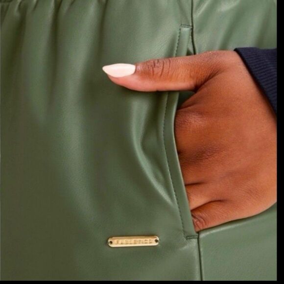 Fabletics Vegan Leather High Waist Green Stretch Athleisure Shorts  SZ Large NWT - Picture 3 of 10